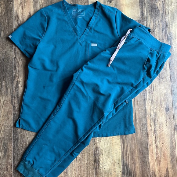 Figs Scrub Set - Picture 1 of 2